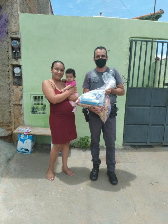 Foto 30 de 31 — Campanha Natal Solidário entrega 250 cestas básicas em Américo Brasiliense